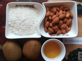 Шаг 1: Подготовьте ингредиенты: киви, миндаль, кокосовую стружку и мед. Веганы могут использовать любой другой подсластитель вместо меда.