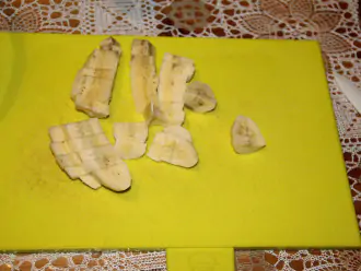 Шаг 3: Нарежьте бананы и яблоки, один банан отправьте в салат, а другой добавьте в блендер, чтобы взбить его с йогуртом.
