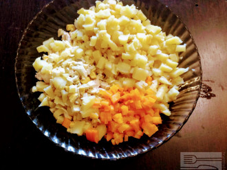 Шаг 4: Нарежьте кубиками картофель, яйца, морковь и лук. Высыпьте порезанные ингредиенты в тарелку.