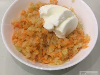 Шаг 4: Морковь и капустные листы порубите в блендере и добавьте йогурт.