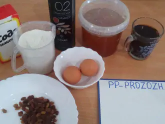 Шаг 1: Подготовить ингредиенты: рисовую муку, изюм, яйца, соду, оливковое масло, мед, крепкий чай.