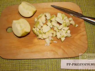 Шаг 6: Яблоко порежьте мелко и уложите в форму. 