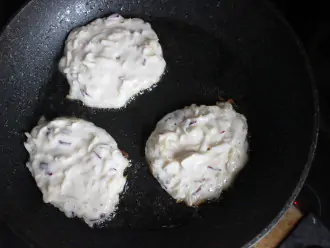 Шаг 9: На разогретую сковороду с жиром выложите тесто и обжарьте с 2 сторон до образования румяной корочки.