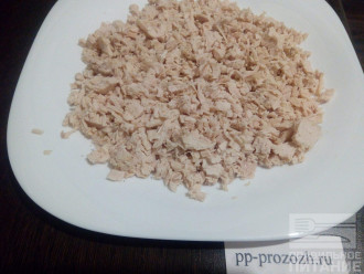 Шаг 2: Отварное куриное филе мелко порежьте и выложьте первым слоем на блюде. Смажьте соусом из майонеза и сметаны.