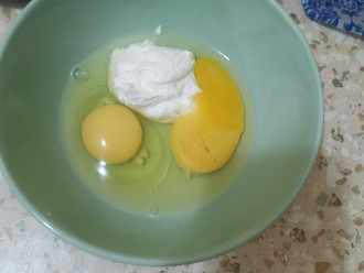 Шаг 2: Взбейте до однородности творог с яйцами.