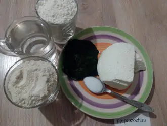 Шаг 1: Подготовьте продукты для кутабов: муку, воду, шпинат, сыр и соль.
