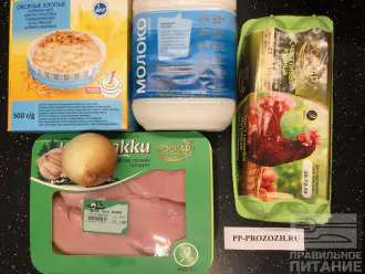 Шаг 1: Подготовьте ингредиенты: куриную грудку, овсяные хлопья мелкого помола, обезжиренное молоко, яйца, лук, чеснок.