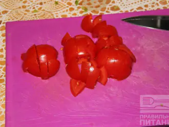 Шаг 4: Нарежьте помидоры.