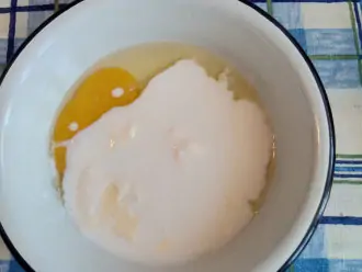 Шаг 2: Взбейте яйцо с ряженкой.