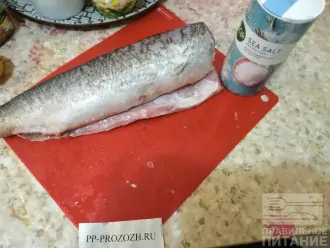 Шаг 2: Тщательно натрите рыбу солью.