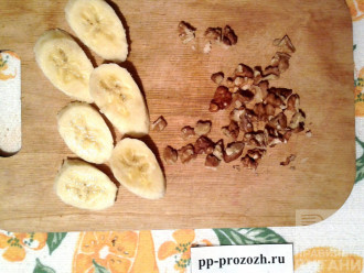 Шаг 3: Половину банана разомните в пюре. Оставшуюся половину банана порежьте на кружочки. Измельчите грецкие орехи.