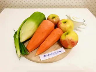 Шаг 1: Подготовьте следующие ингредиенты: свежую морковь, зеленую редьку, яблоки, зеленый лук и сметану.