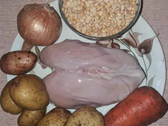 Шаг 1: Подготовьте ингредиенты: грудку куриную, карофель, морковь, лук и горох.
