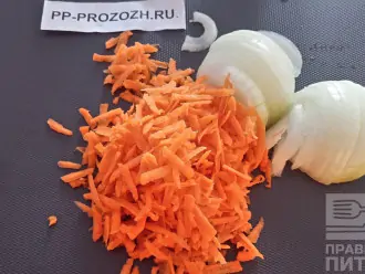 Шаг 3: Потрите на крупной терке морковь. Нарежьте полукольцами лук.