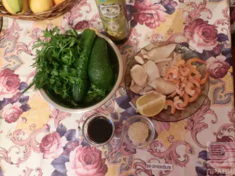 Шаг 1: Подготовьте ингредиенты: Кальмары, креветки, авокадо, огурец, кунжут, оливковое масло, соевый соус, лимон.