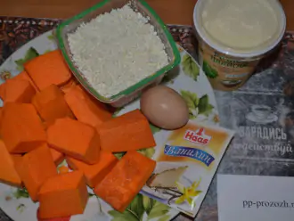 Шаг 1: Подготовьте все необходимые ингредиенты: тыкву, творог, сметану, яйцо, ванилин.