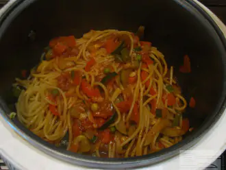 Шаг 7: Добавьте отваренные макароны к соусу и потушите еще минут 5. Блюдо готово!