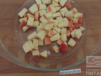 Шаг 2: Яблоко очистите от сердцевины и нарежьте кусочками 0,5 см.