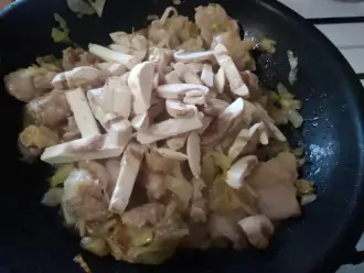 Шаг 5: Добавьте грибы в сковороду.
