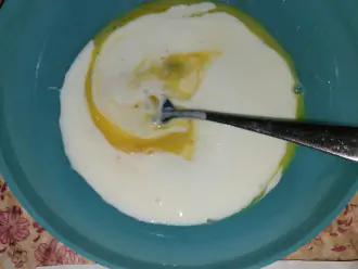 Шаг 3: Добавьте к яйцу йогурт, сахарозаменитель и тщательно вымешайте.