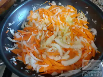 Шаг 6: Слегка протушите лук и морковь.