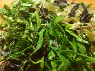 Шаг 2: Вымойте и просушите зелень, листья салата и шпината от воды, нарежьте. 