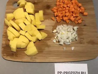 Шаг 3: Пока варится булгур, нарежьте кубиками картофель, лук и морковь.