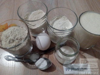 Шаг 1: Подготовьте ингредиенты для оладий: ряженку, овсяную, цельнозерновую и пшеничную муку, яйцо, соль, соду и сахарозаменитель (по желанию).