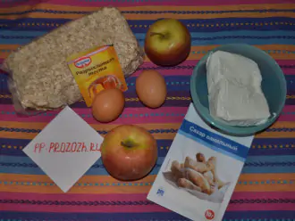 Шаг 1: Подготовьте ингредиенты для шарлотки: овсяную муку (или молотые овсяные хлопья), яблоки, яйца, творог. Рекомендую взять сладкие сорта яблок и творог с жирностью 2-5 %.