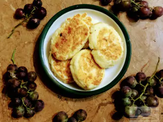Шаг 6: Жарьте на оливковом масле до готовности. Готовые сырники можно полить медом или кленовым сиропом.