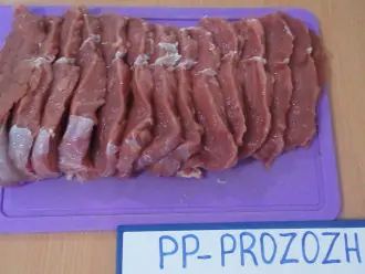 Шаг 2: Помойте мясо под горячей водой, порежьте на порционные куски толщиной 1 см.