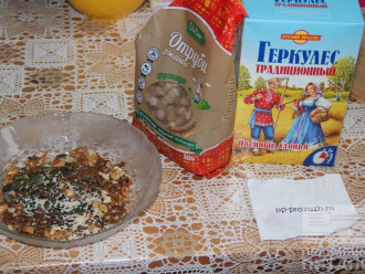 Шаг 1: Подготовьте ингредиенты: овсяные хлопья, пшеничные отруби и смесь орехов и семечек.