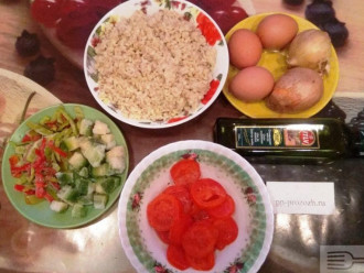 Шаг 1: Подготовьте ингредиенты: заранее сварите булгур, нарежьте лук, помидор, сладкий перец и кабачок.