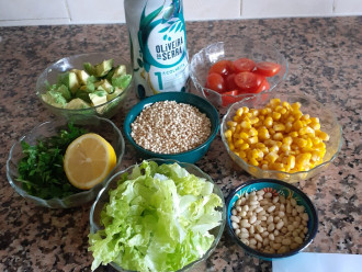 Шаг 3: Листья салата хорошо промойте и подсушите.
Помойте зелень, авокадо, помидоры и нарежьте по своему вкусу.