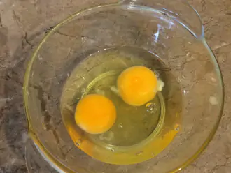 Шаг 2: В глубокую тарелку выбейте два яйца.