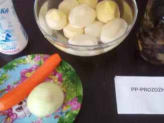 Шаг 1: Подготовьте ингредиенты: картофель, морковь, лук, консервированные грибы, соль.