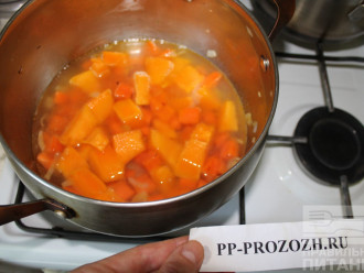 Шаг 6: Сложите все порезанные овощи в кастрюлю и залейте водой, чтобы она покрывала овощи. Варите до мягкости моркови.