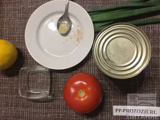 Шаг 1: Приготовьте ингредиенты. Вымойте лук и помидор. Слейте жидкость из банки с горошком.