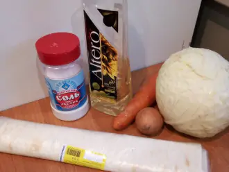 Шаг 1: Для начала помойте тщательно все овощи, почистите лук и морковь.