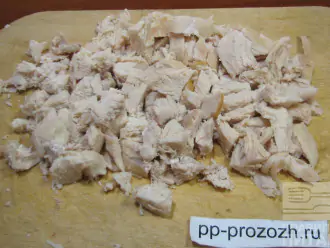 Шаг 6: Вареное куриное филе порежьте на средние кусочки. 