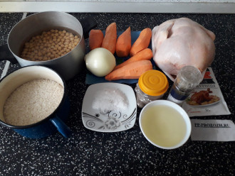 Шаг 1: Подготовьте все компоненты для приготовления плова: курицу, рис, нут, морковь, лук, растительное масло, соль и специи.