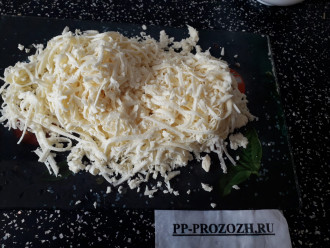 Шаг 3: Пока варятся спагетти, натрите сыр на терке.