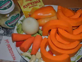 Шаг 1: Подготовьте необходимые ингредиенты: тыкву, морковь, лук, перец и чеснок. Очистите тыкву от кожуры и семян, из перца удалите сердцевину, подготовьте морковь и лук.