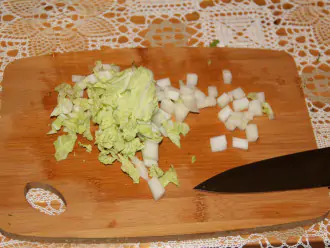Шаг 5: Измельчите китайскую капусту.
