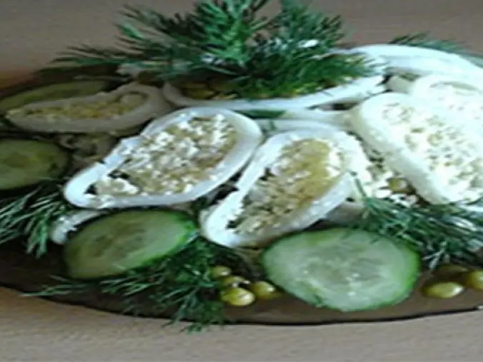 Салат из кальмаров с грибами и моцареллой