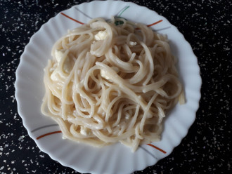 Шаг 6: Разложите спагетти на тарелки. 