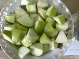 Шаг 3: Крупно нарежьте яблоко, лучше брать зеленое с кислинкой.