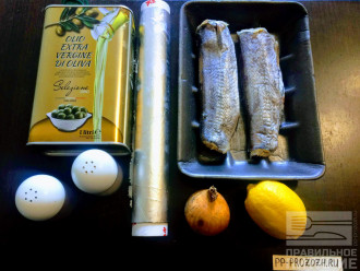 Шаг 1: Для приготовления блюда возьмите:  рыбу Хек, лимон, репчатый лук, оливковое масло, соль и молотый черный перец.