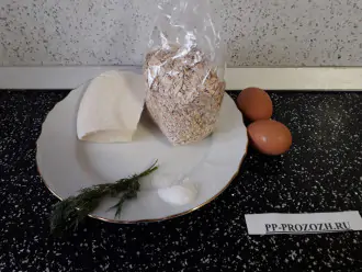 Шаг 1: Подготовьте все компоненты для приготовления овсяного блина: крупу, яйца, сыр, зелень и соль.