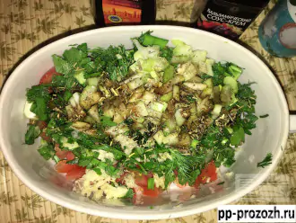 Шаг 5: Заправьте салат бальзамическим уксусом, оливковым маслом и бальзамическим кремом. Посыпьте приправой "Французские травы". Салат готов.